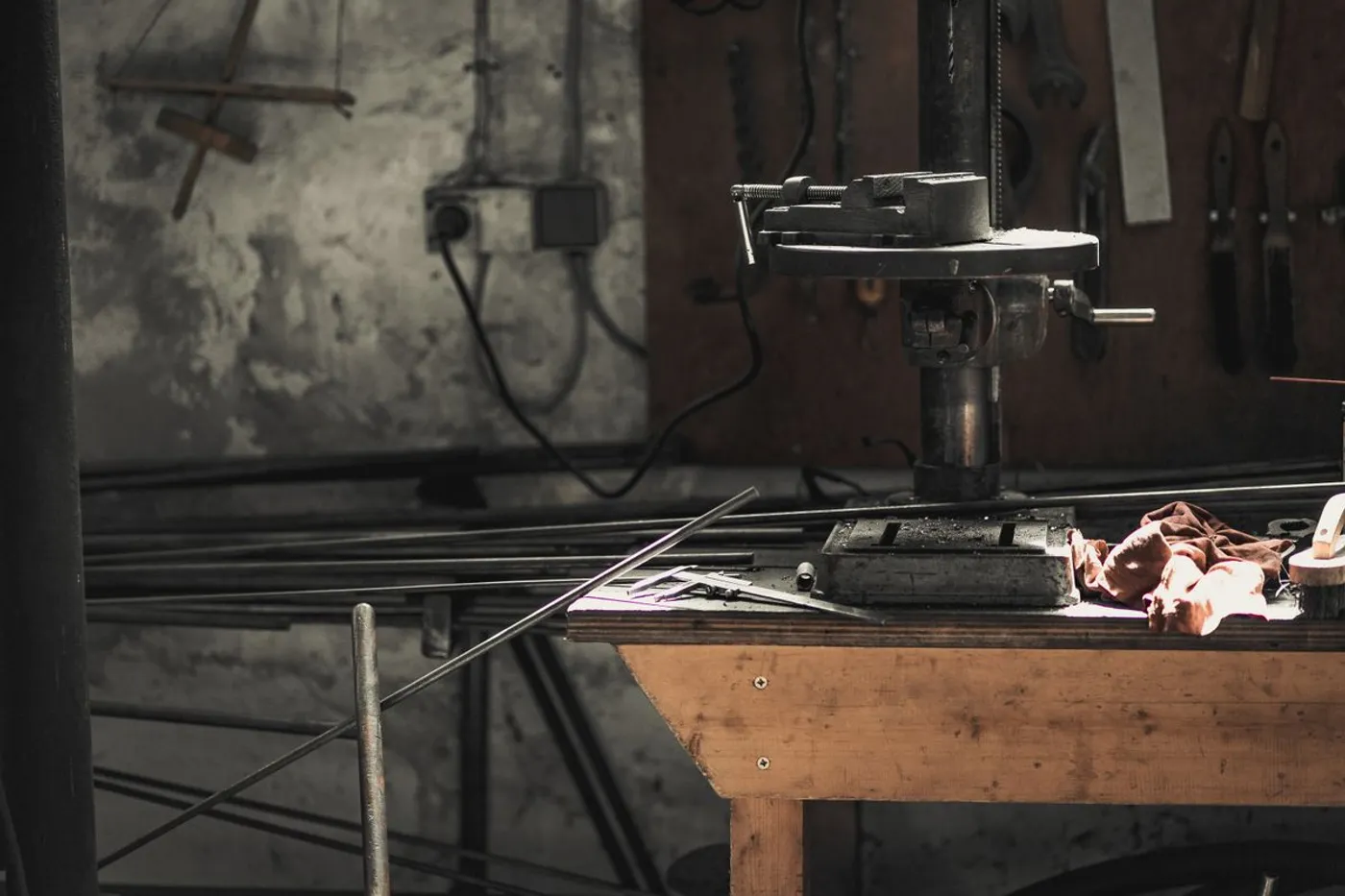 Établi d'atelier de métallerie avec barres d'acier et outils