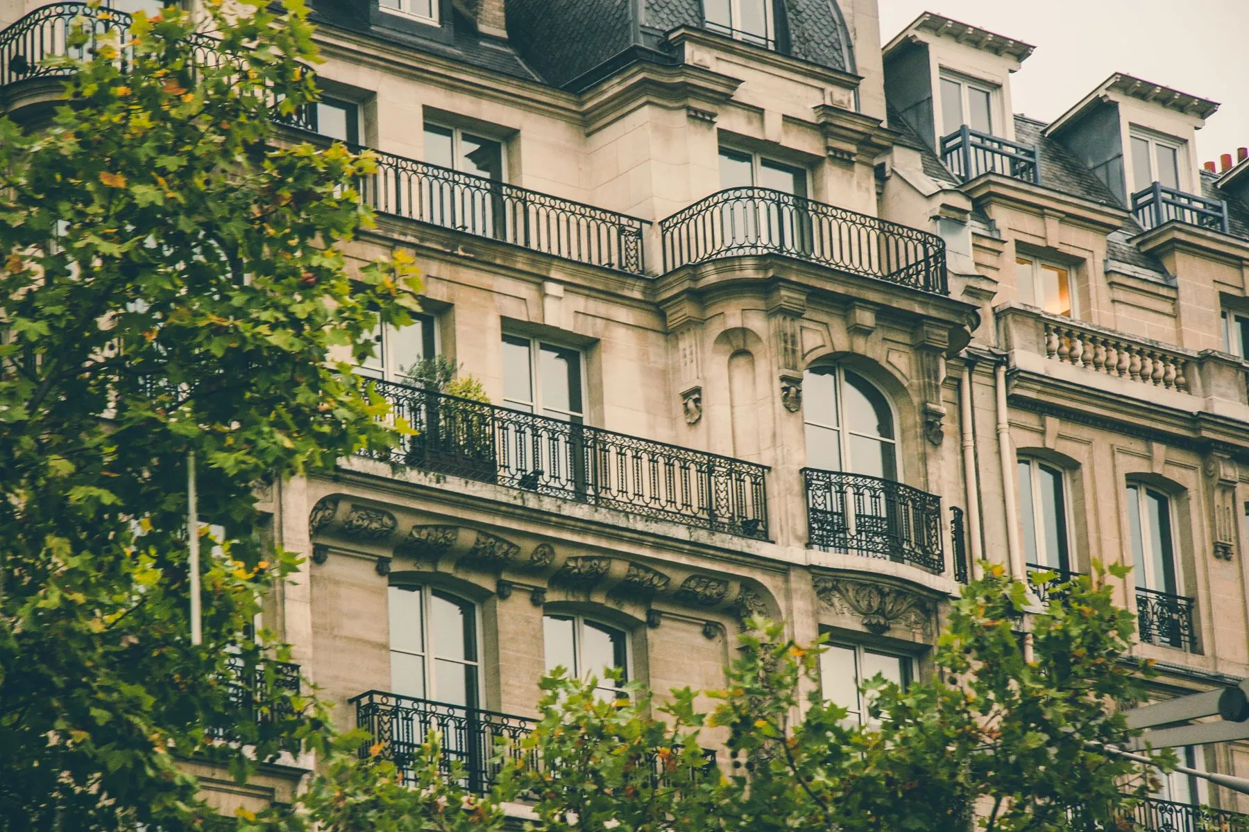 Façade parisienne classique avec balcons en fer forgé noir