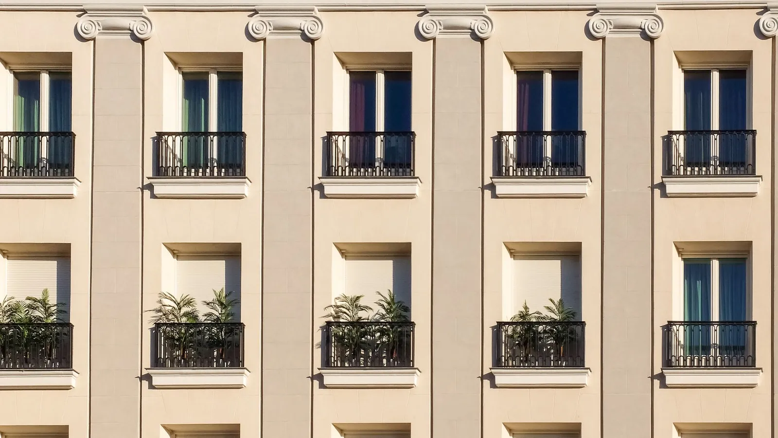 Façade avec balcons en fer forgé répétés, motif régulier