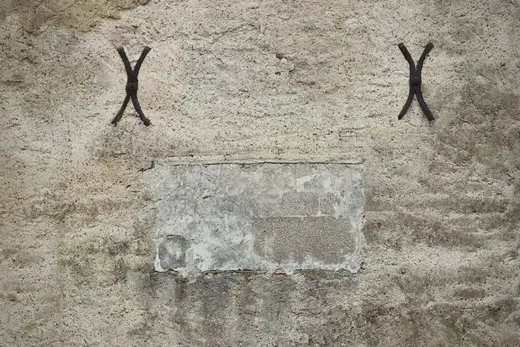 Gros plan sur des ancres de fixation en fer sur un mur en pierre ancien